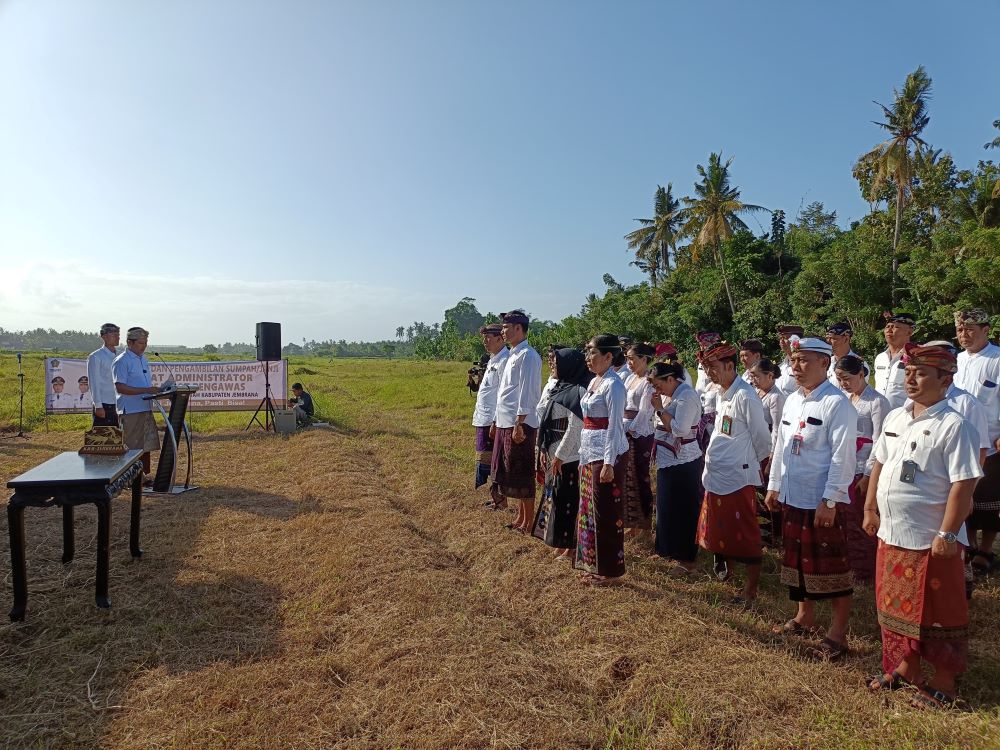 Bupati Jembrana I Made Kembang Hartawan melakukan pelantikan  puluhan pejabat administrator dan pengawas di tengah sawah Delod Berawah, Mendoyo Senin (30/6/2025).