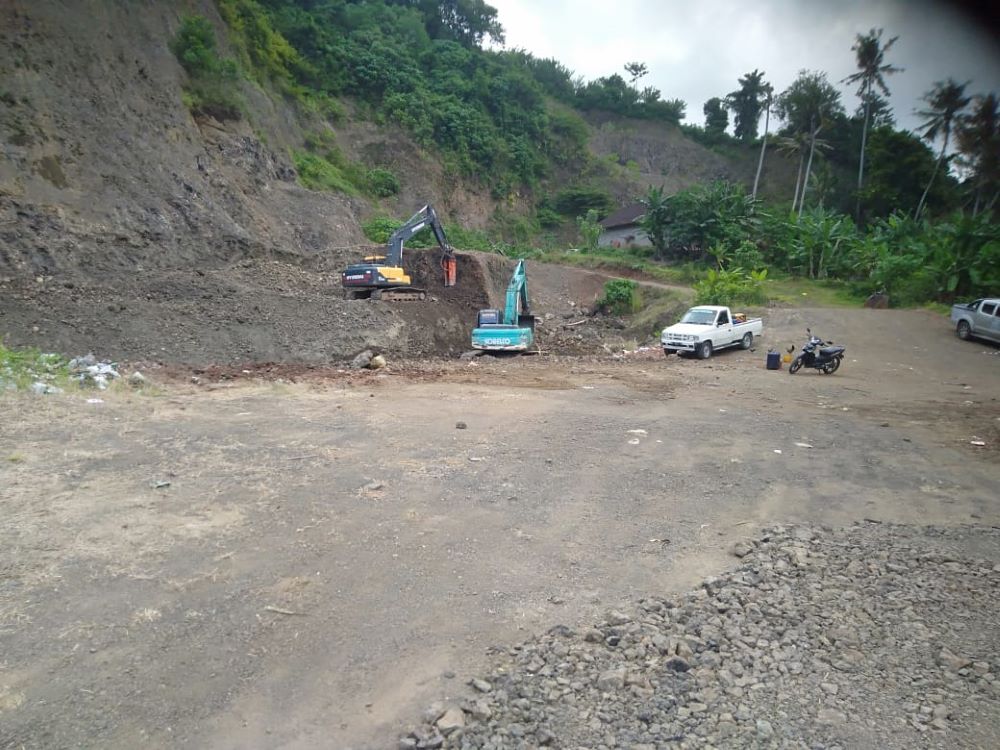 Aktivitas pengerukan bukit di wilayah Kecamatan Dawan, Klungkung.