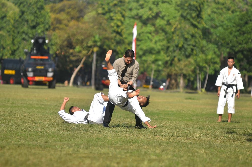 : Kapolda Bali Irjenpol Daniel Adityajaya memperagakan demonstrasi beladiri judo melawan sejumlah orang.