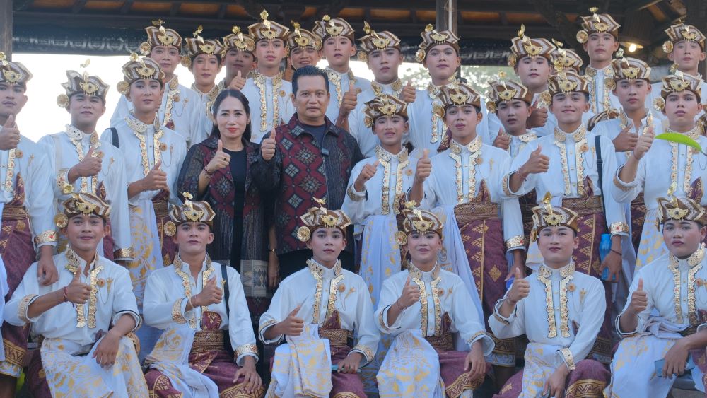 Bupati Jembrana I Made Kembang Hartawan menghadiri pementasan duta kesenian Kabupaten Jembrana di ajang utsawa gong kebyar anak PKB ke-47.
