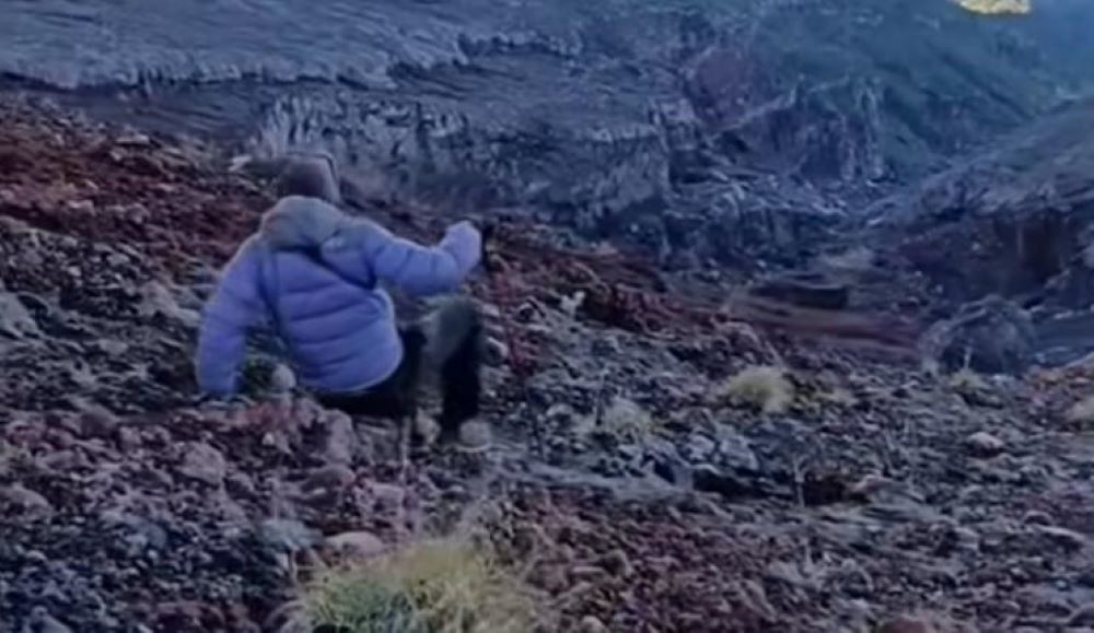 Potongan video viral pendaki Gunung Agung menuruni lereng hanya untuk mengambil topi yang jatuh.
