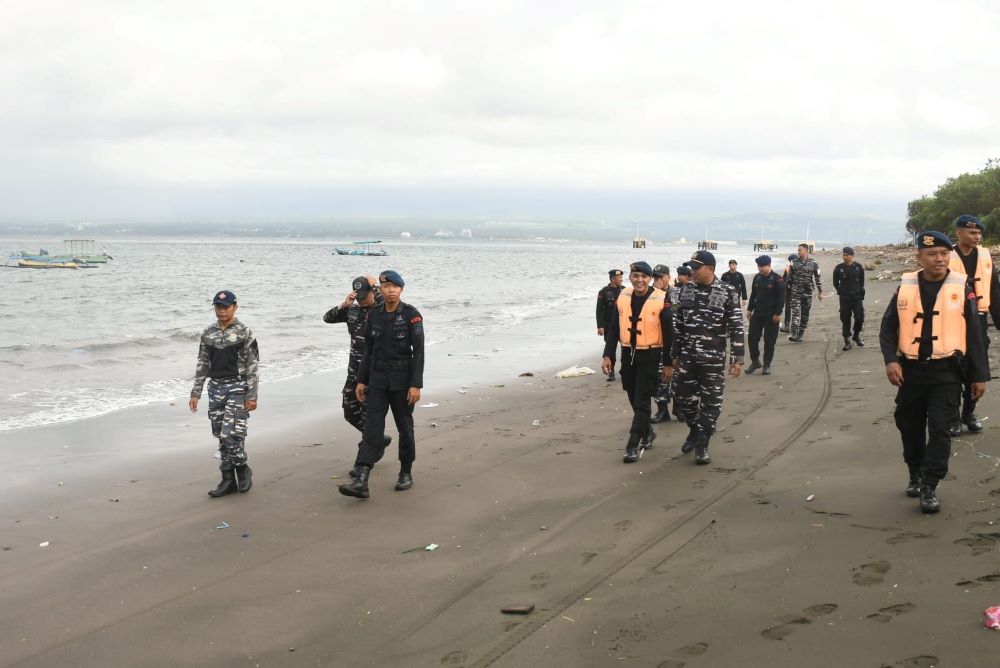 Tim SAR gabungan melakukan penyisiran intensif di Pesisir pantai Melaya mencari korban KMP Tunu Pratama Jaya.