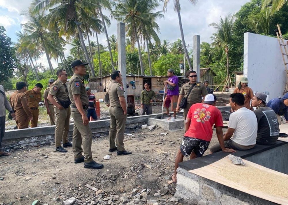 Satpol PP Kabupaten Klungkung  mendatangi lokasi proyek pembangunan di timur Pura Penataran Ped Nusa Penida.