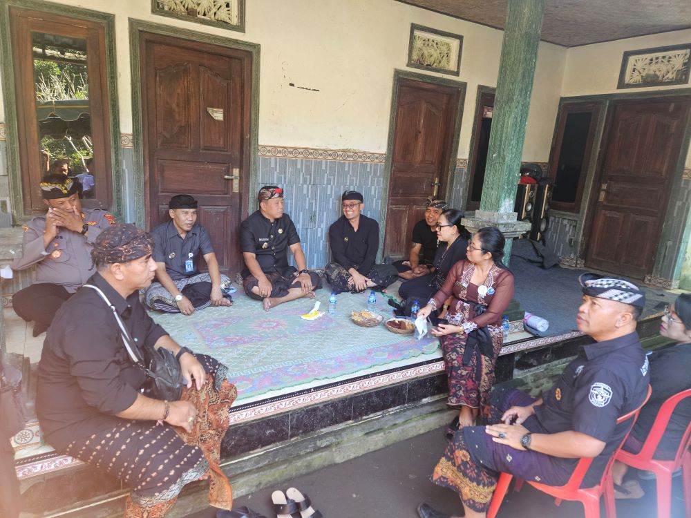 Wakil Bupati Karangasem Pandu Prapanca Lagosa bersama unsur Forkopimda melayat ke rumah Ni Luh Putu Surya Adnyani di Banjar Dinas Abiantiing, Desa Amerta Bhuana, Selat, Senin (7/7/2025).