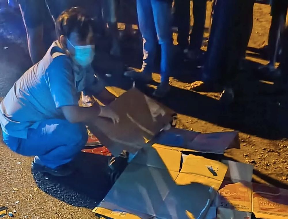 Anggota kepolisian dan tim medis saat mengevakuasi korban kecelakaan di Jalan Raya Petiken (Ruko CitraLand CBD), Desa Petiken, Kecamatan Driyorejo, Gresik.