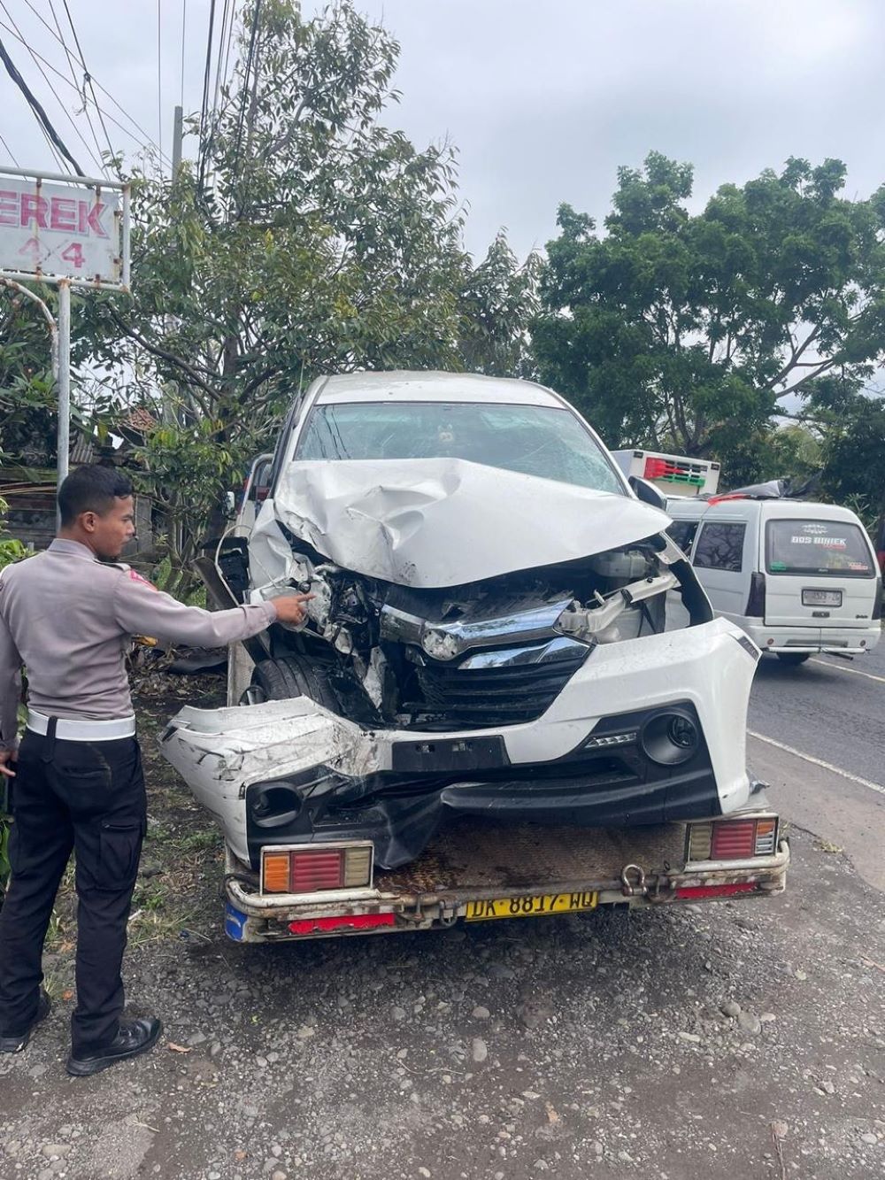 Mobil Xenia ringsek usai kecelakaan tabrakan dengan truk tangki di Yeh Sumbul Jembrana mengakibatkan seorang meninggal,