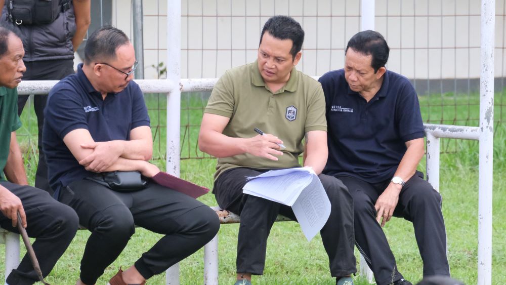 Bupati Jembrana I Made Kembang Hartawan memberikan arahan terkait perbaikan ringan Stadion Pecangakan, Jumat (11/7/2025).