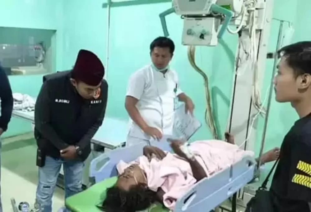 Yusuf dirawat di RS Soebandi Jember usai dicelurit geng mabuk.