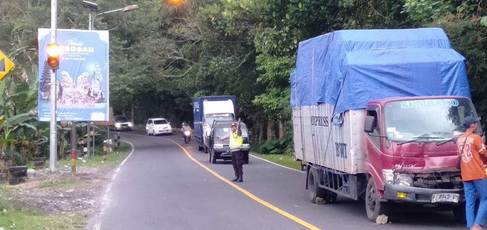 Kepolisian mengalihkan arus lalu lintas yang melewati Bajera Tabanan selama ada perbaikan jalan amblas dekat Pasar Bajera.