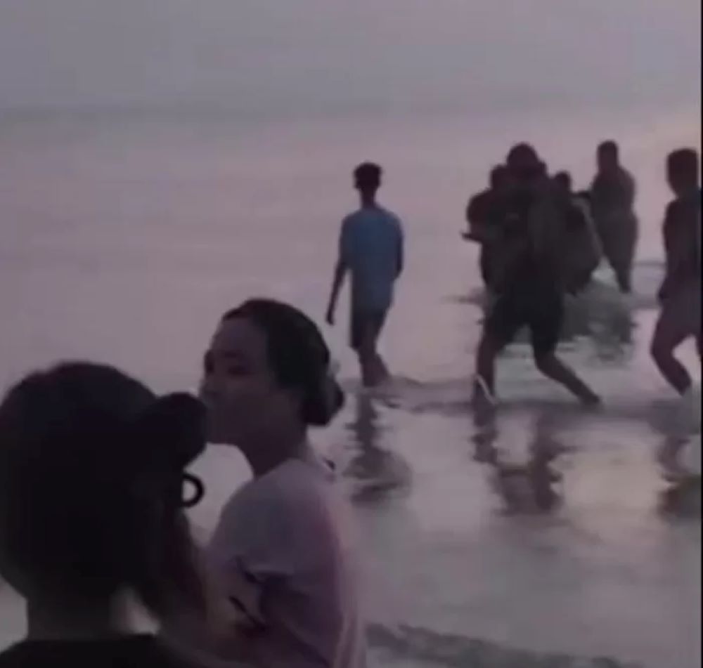 Warga mengevakuasi remaja yang meninggal terseret ombak Pantai Bondo Jepara.