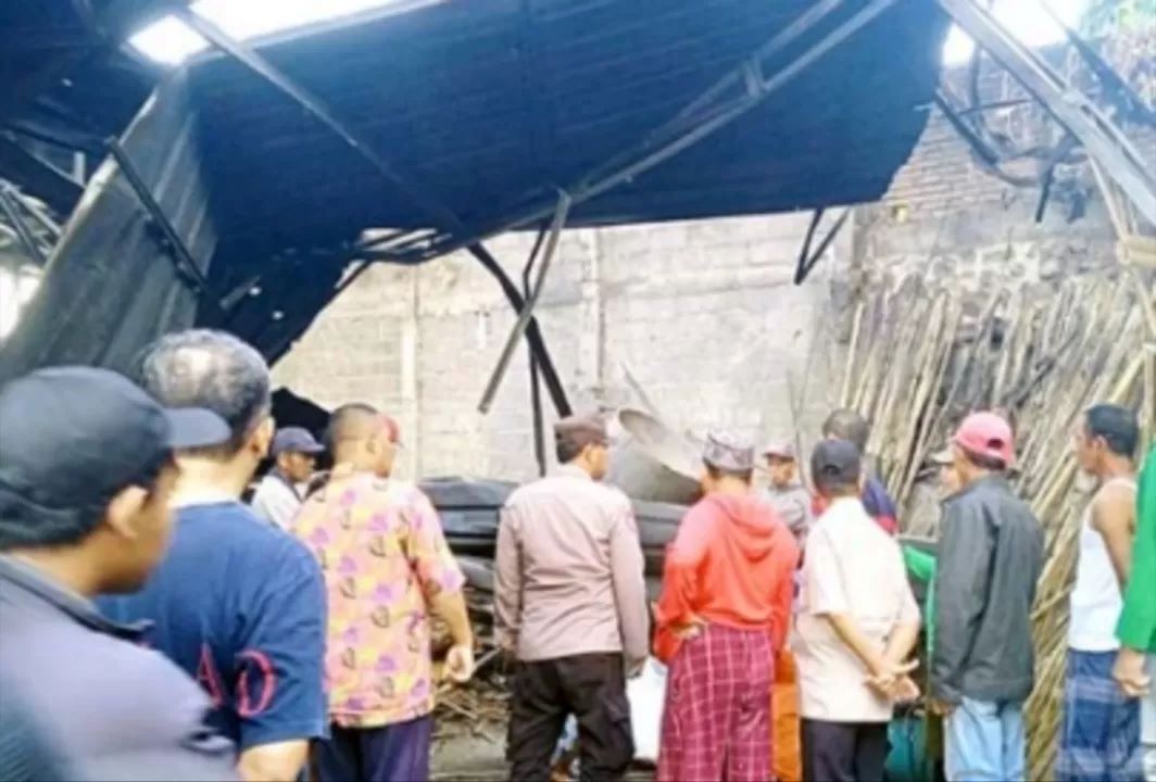 Polisi melakukan penyelidikan ledakan tungku uap di pabrik bambu yang menewaska seorang pekerja di Malang.