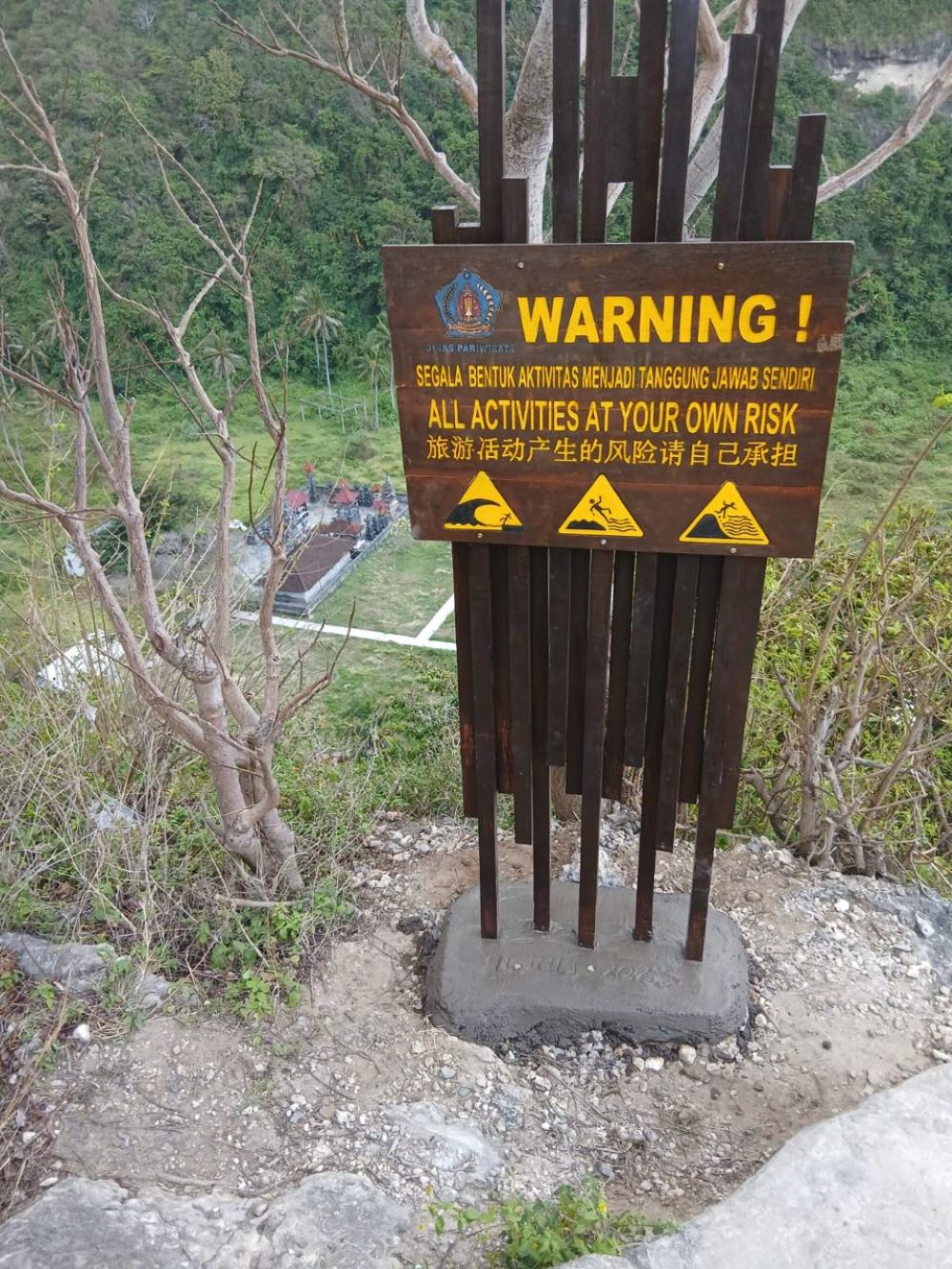 Ditengah proses pengungkapan dugaan korupsi proyek fiktif di Dispar Klungkung mendadak ada palang peringatan di obyek wisata Nusa Penida.