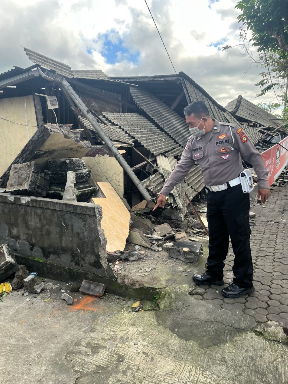 Warung Babi Guling Men Lari di Mengwi Badung berantakan akibat ditabrak Avanza.