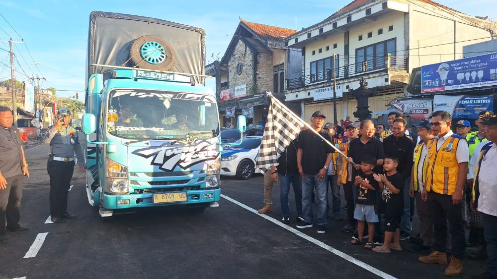 Gubernur Bali I Wayan Koster resmi membuka jalan terputus di depan Pasar Bajera Tabanan yang mengganggu lalu lintas dari Denpasar-Gilimanuk.