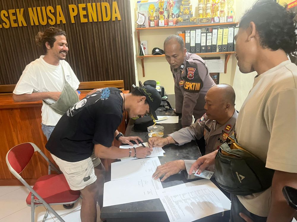 Aparat kepolisian mengamankan perkelahian antara tiga WNA dan dua WNI di sebuah bar kawasan Banjar Nyuh, Nusa Penida, Sabtu malam (19/7/2025).