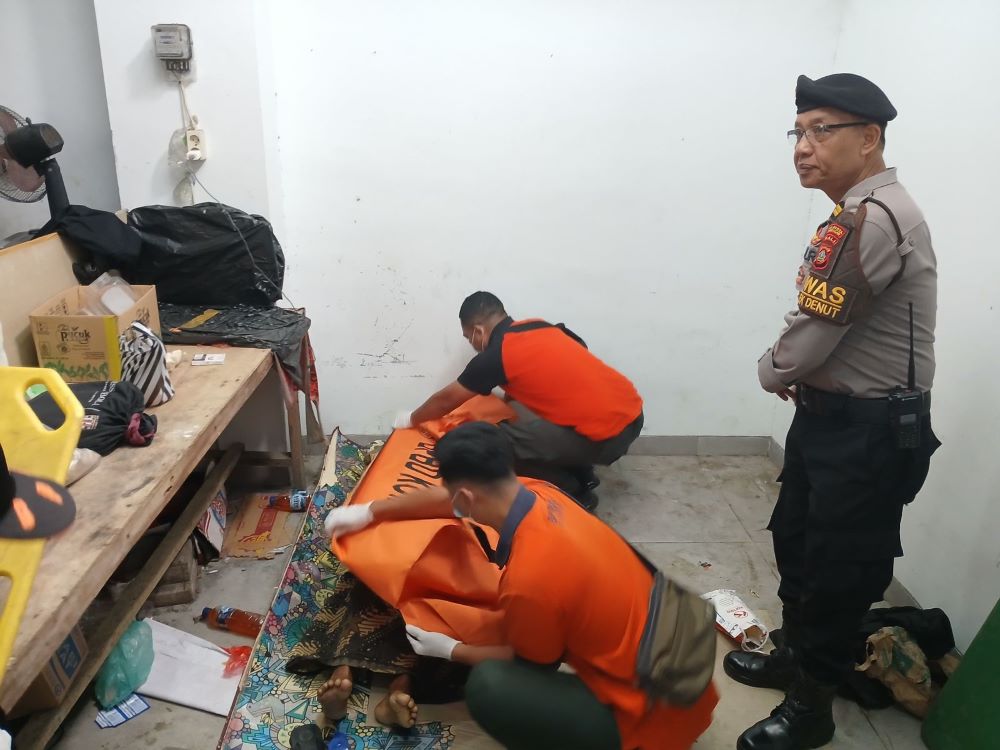 Polisi lakukan olah TKP temuan pria meninggal di Taman Kota Lumintang Denpasar pada Minggu (20/7/2025).