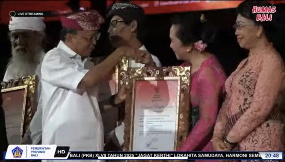 Gubernur Koster menutup PKB 2025 disertai dengan penyerahan penghargaan pada seniman Bali.