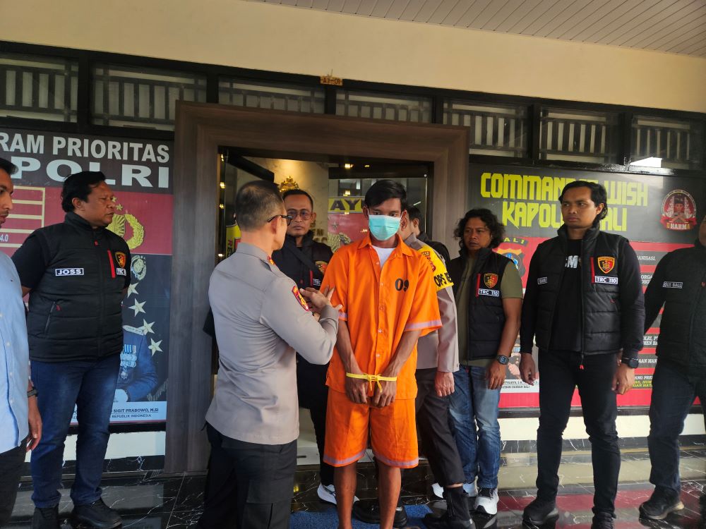 Tersangka penganiayaan remaja di Karangasem dihadirkan dalam konferensi pers pada Selasa (22/7/2025).