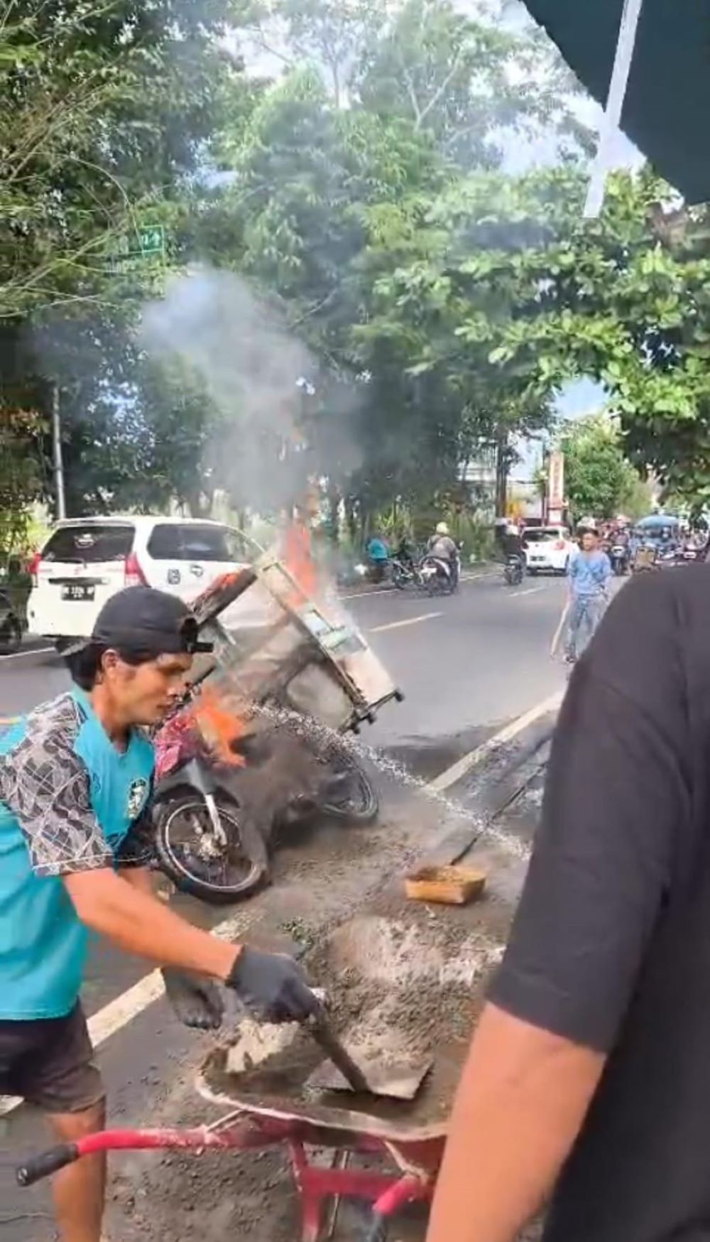 Warga bergotong royong mamadamkan kebakaran motor rombong bakso di Klungkung.