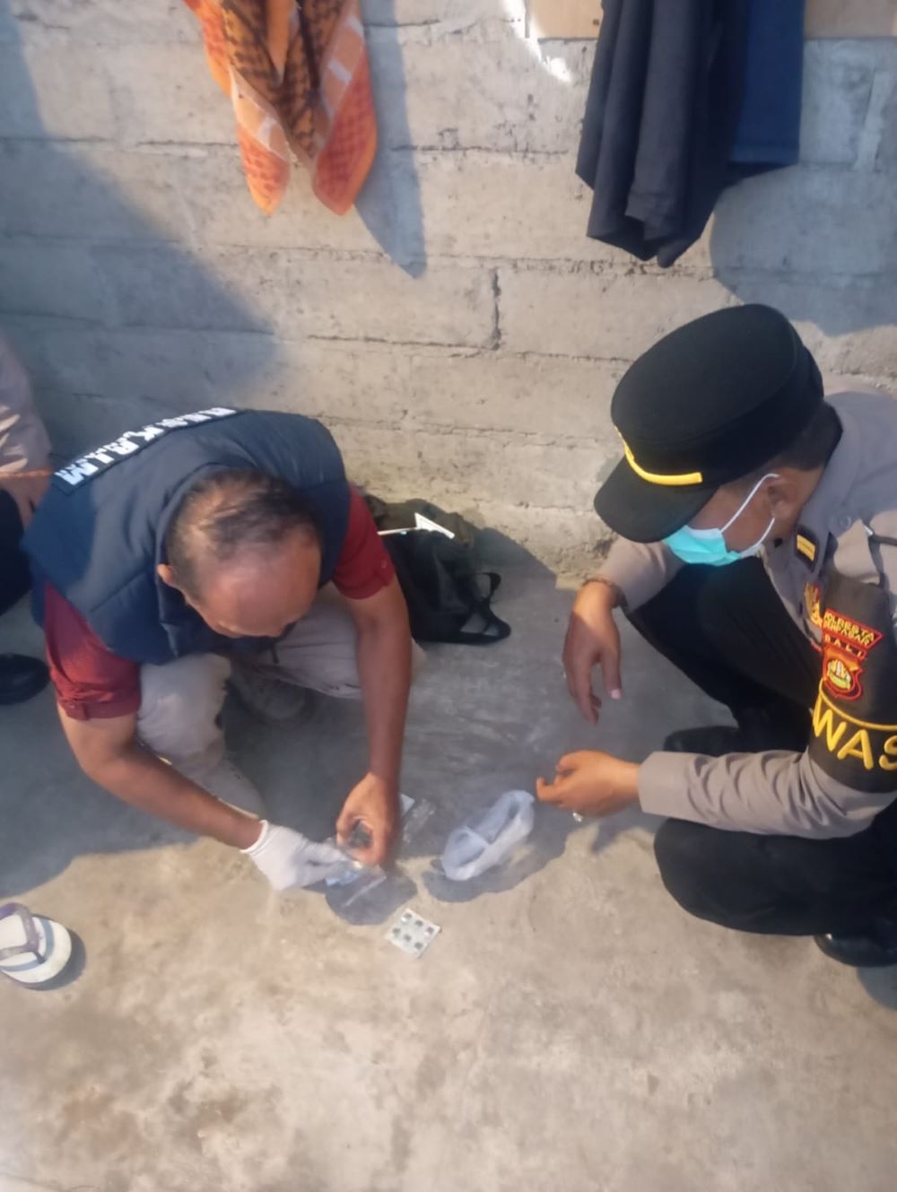 Tim Identifikasi Polresta Denpasar memeriksa TKP karyawan bengkel cat mobil meninggal mendadak.