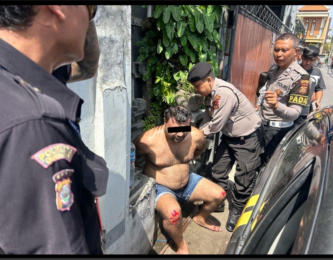 Polisi mengamankan warga Azerbaijan yang tertangkap warga curi uang money changer di Legian Bali.