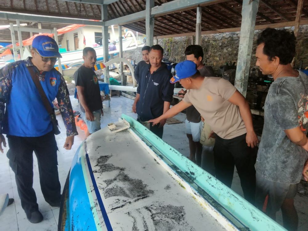 Cuaca ekstrem di Karangasem memicu gelombang tinggi hingga merusak perahu nelayan yang ditambatkan di Pantai Seraya Timur.