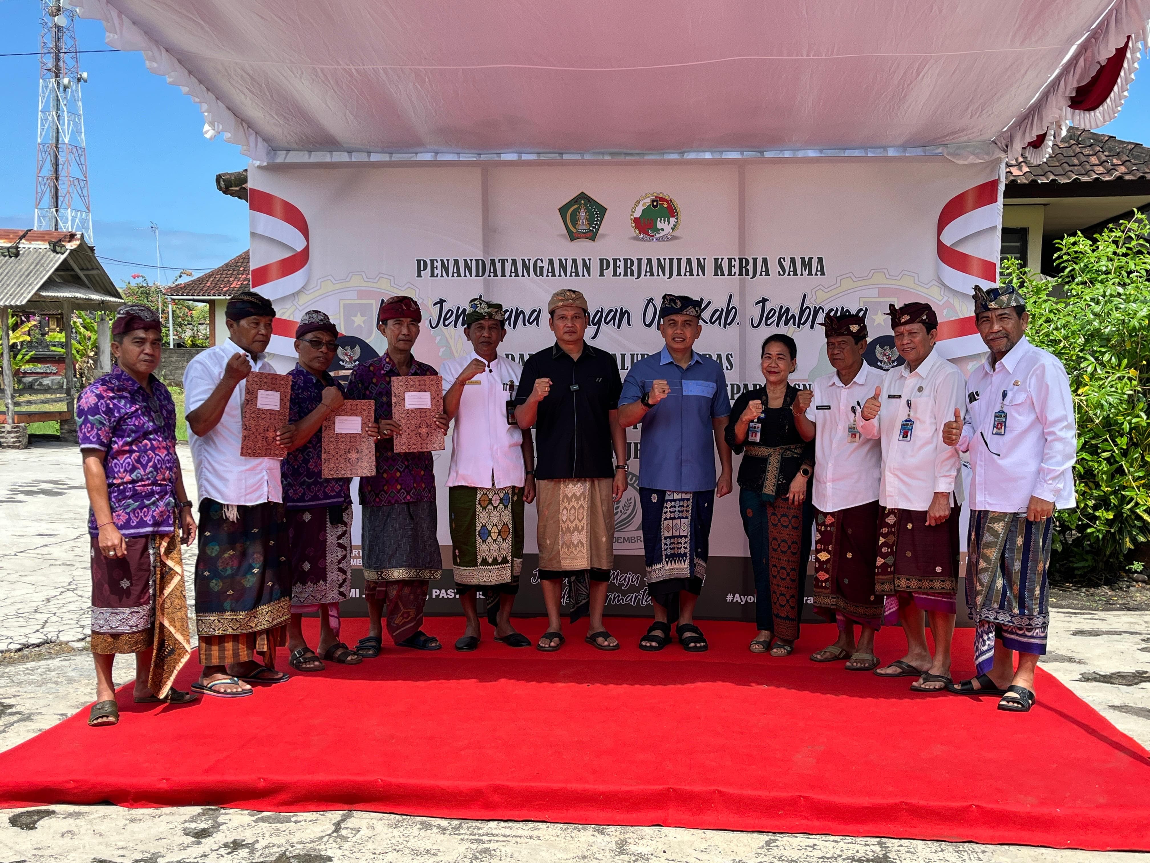 Penandatanganan PKS antara enam KUD dengan 31 OPD di lingkungan Pemkab Jembrana di KUD Catur Guna Amertha, Desa Yehembang Kangin, Kecamatan Mendoyo, Kamis (31/7).