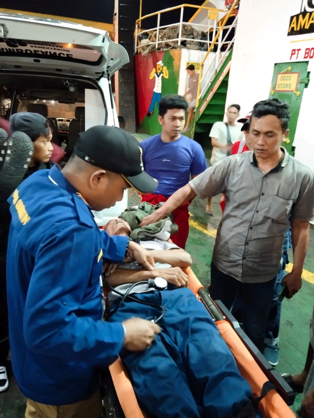 Tim medis mengevakuasi penumpang KMP Bontang Express 2 yang meninggal sesaat setelah berlayar dari Pelabuhan Gilimanuk menuju Ketapang Banyuwangi.