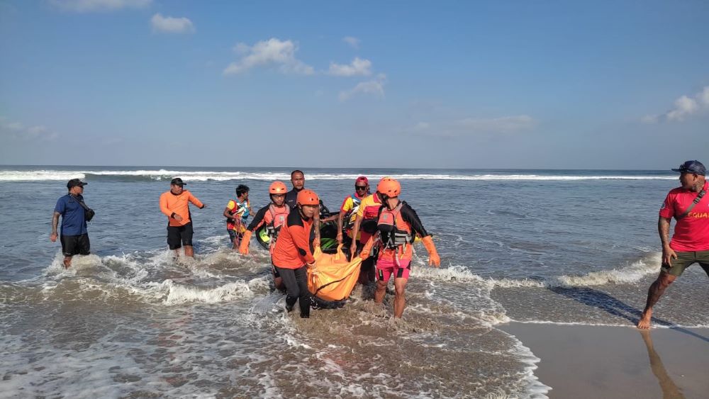 Tim Sar gabungan dibawah kendali Basarnas mengevakuasi warga Dalung yang meninggal terseret arus Pantai Seminyak Bali saat selamatkan anak pada Senin (4/8/2025).