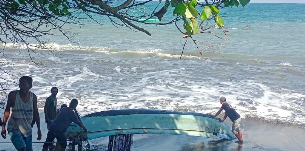 Nelayan Pantai Candikusuma Jembrana melangalami kerugian jutaan akibat perahunya rusak dihajar gelombang tinggi.