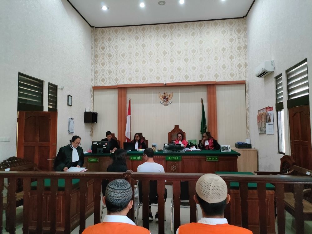 Reza Masomi ,43, diadili di Pengadilan Negeri Denpasar kasus pencurian televisi sebuah hotel di kawasan wisata Kuta, Badung, Bali.