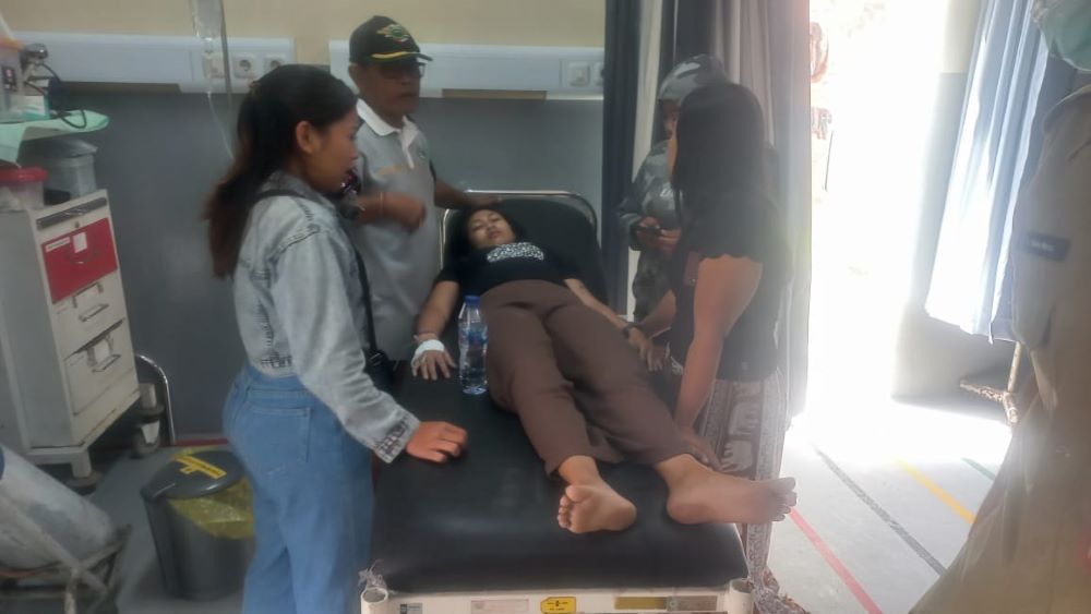 Salah seorang korban kecelakaan tabrak truk di Jalan Raya Selat Duda Karangasem dirawat di rumah sakit Senin (11/8/2025).