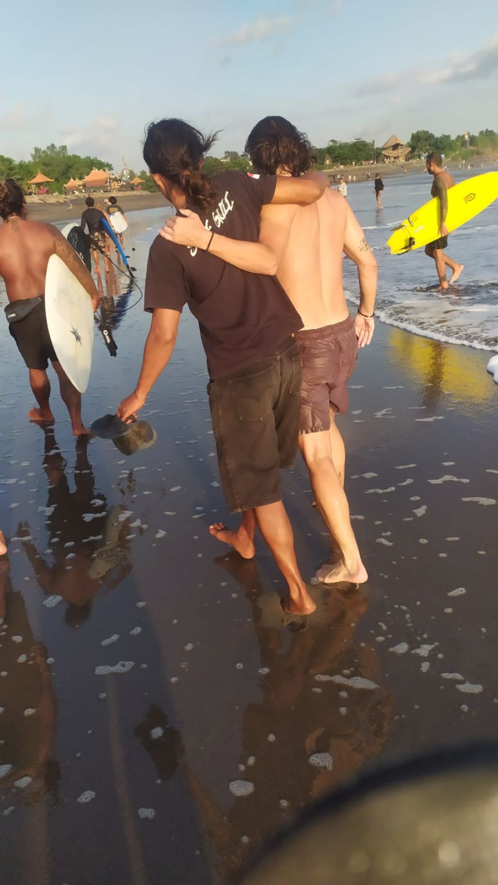 Wisatawan Prancis yang tengah berselancar menyelamatkan seorang pemuda yang terseret arus Pantai Kedungu Tabanan.