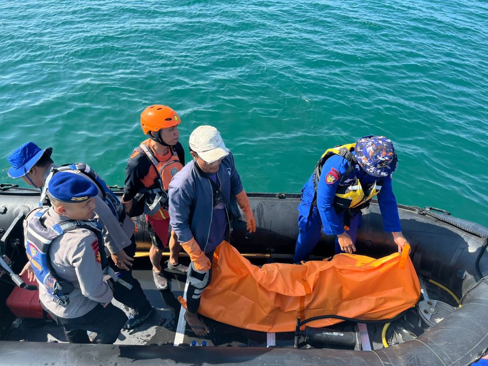 Tim SAR gabungan mengevakuasi jenazah ABK bernama Bangga di Pelabuhan Benoa Bali.