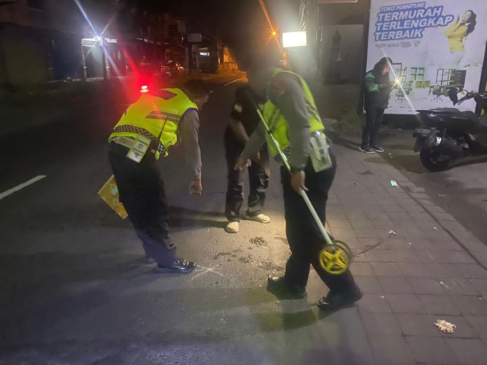 Polantas Denpasar melakukan olah TKP kecelakaan maut yang dialami pengendara motor Honda PCX.
