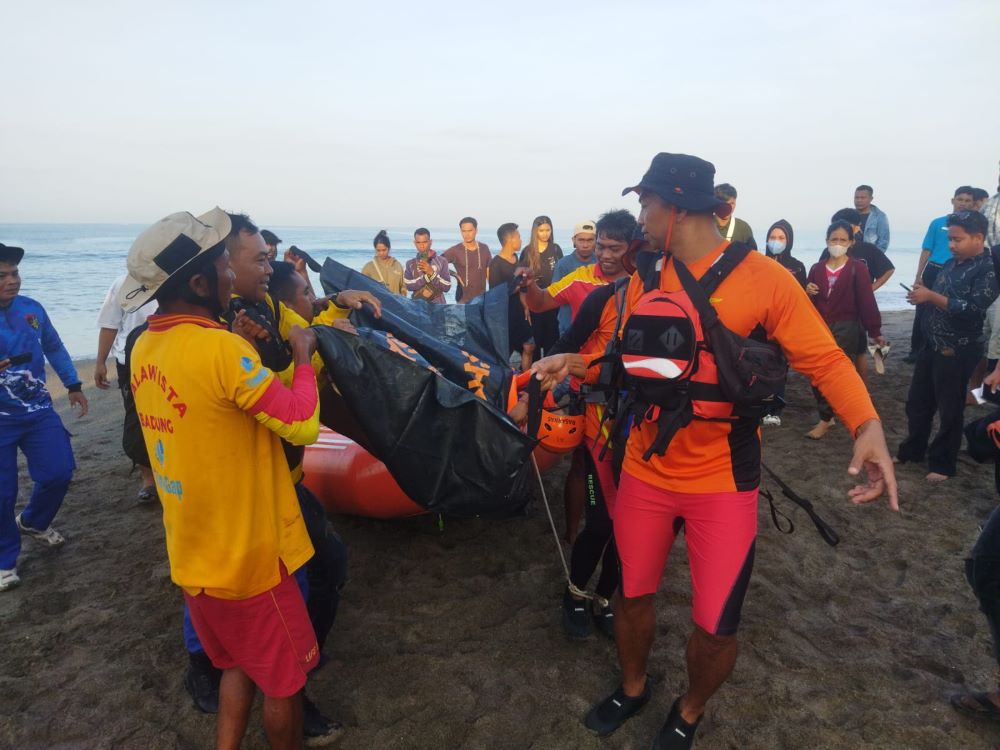 Tim SAR gabungan mengevakuasi warga Sumba Barat Daya NTT yang tenggelam terseret arus Pantai Berawa Kuta Utara Badung.