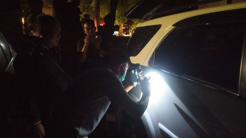Polisi melakukan identifikasi kasus keprok kaca mobil yang dialami staf Diskominfo Tabanan.