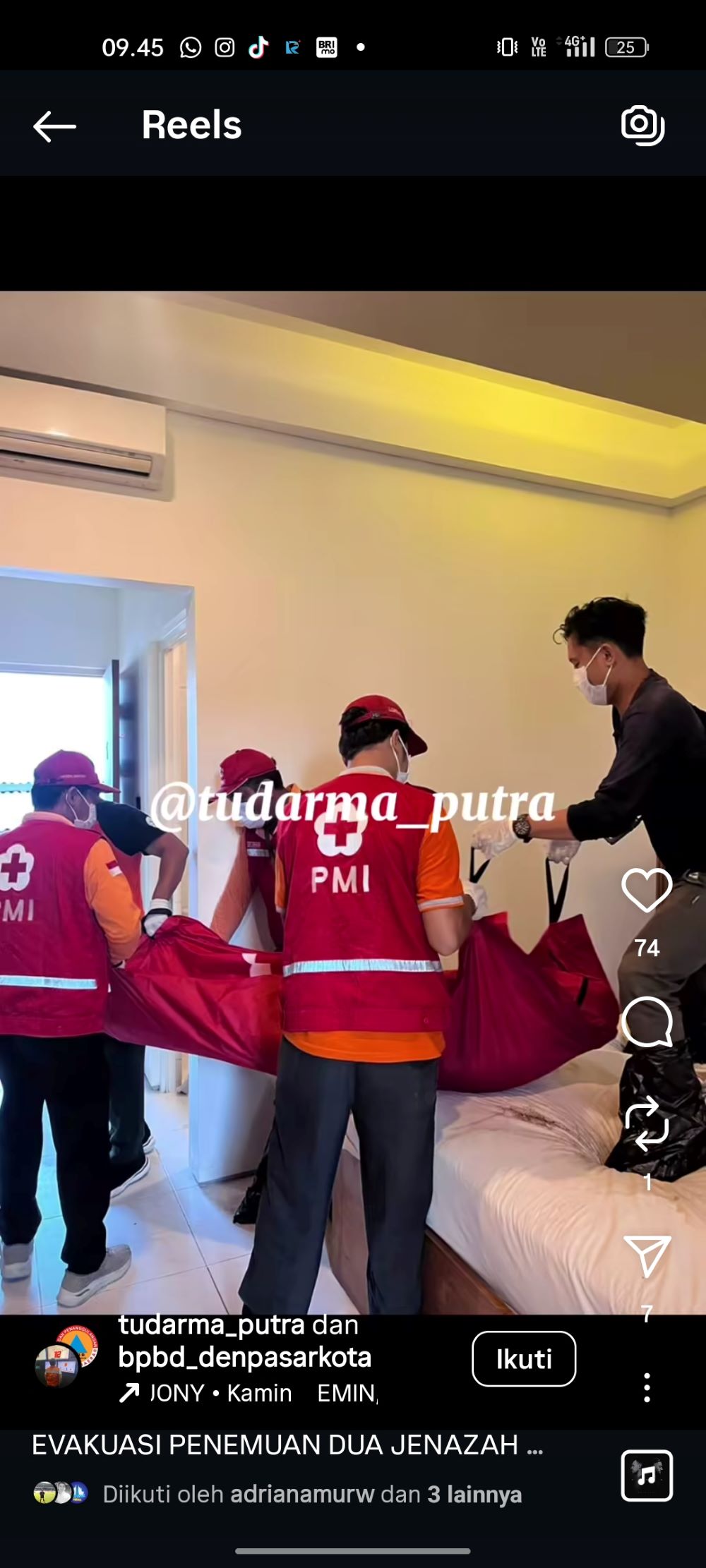 Petugas  PMK mengevakuasi jenazah dua pria tewas di apartemen Jalan Imam Bonjol Denpasar.