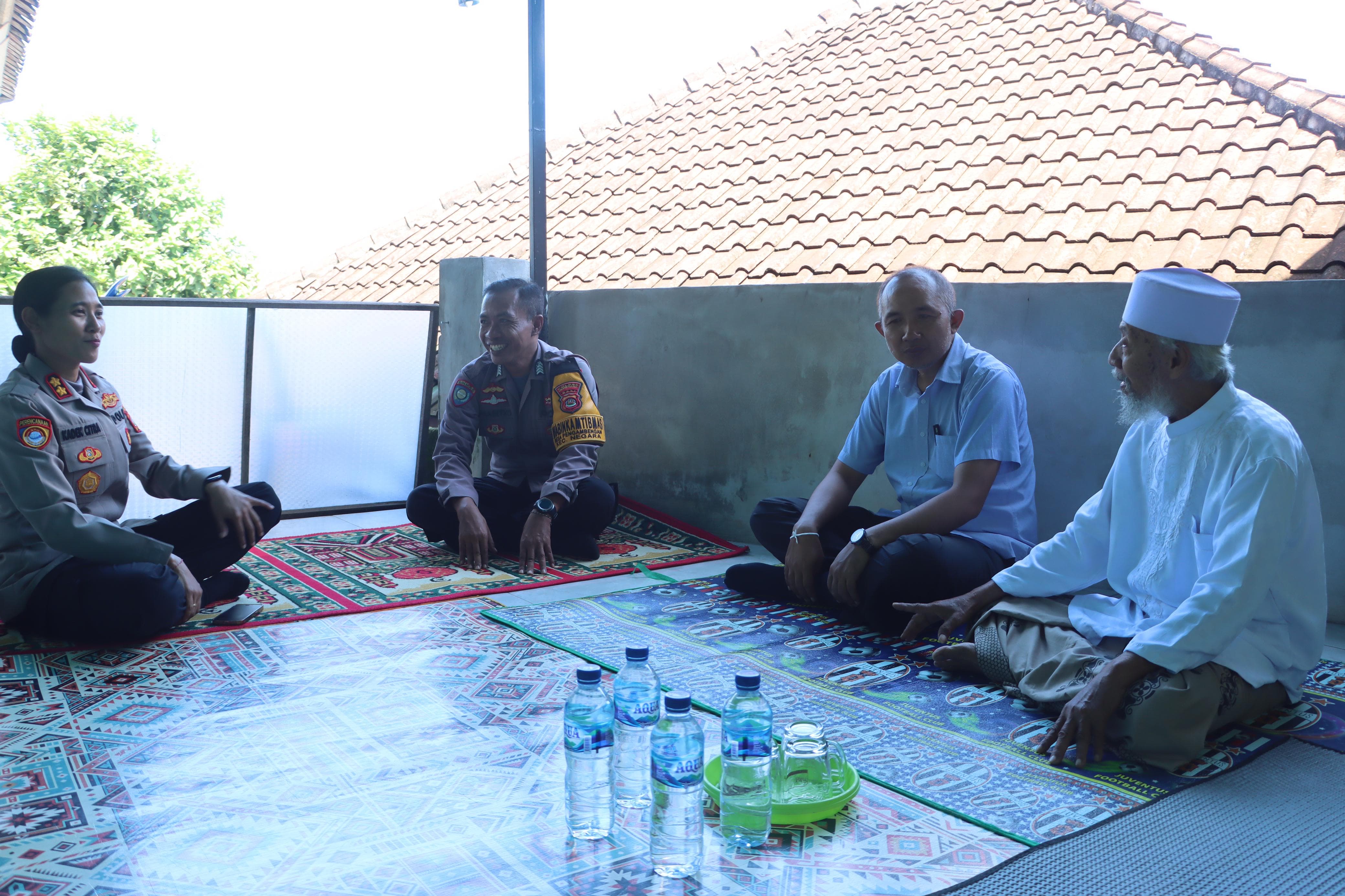 Kapolres Jembrana AKBP Kadek Citra Dewi Suparwati (kiri) saat bertemu tokoh agama di Ponpes Darusalam, Desa Pengambengan, Junat (22/8).