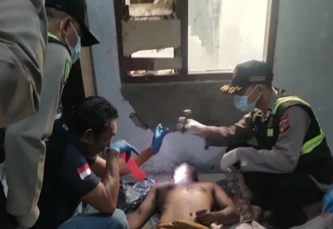 Tim Inafis Polres Jembrana melakukan olah tkp penemuan mayat di salah satu rumah warga di Kelurahan Gilimanuk, Jembrana.