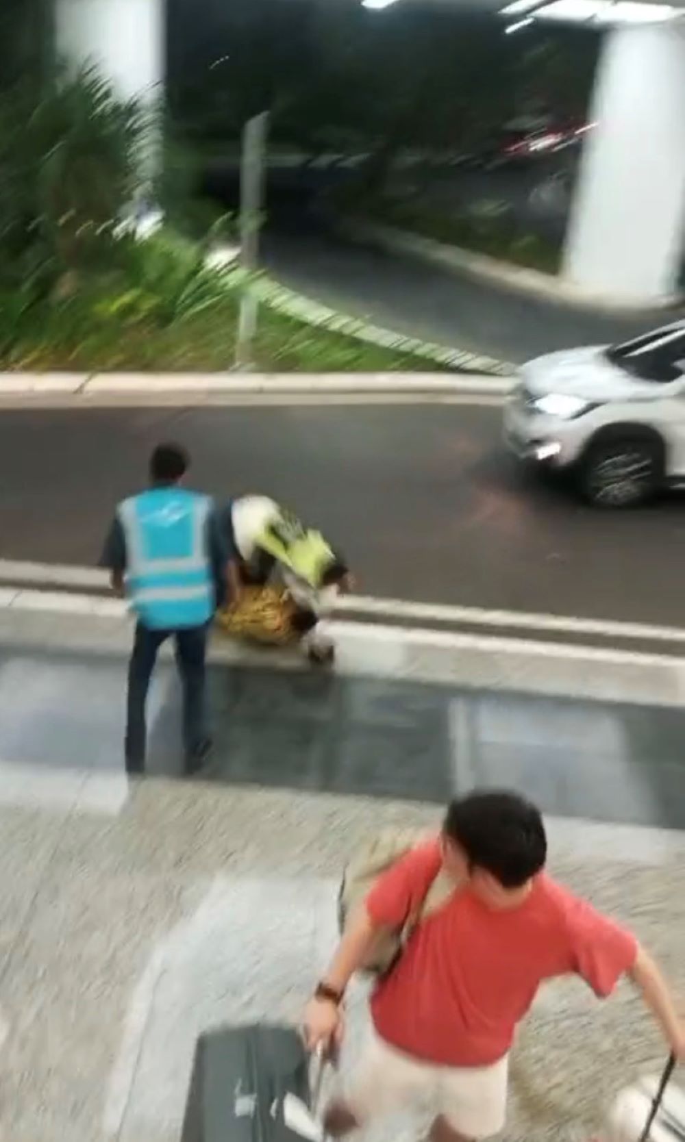 Cuplikan video viral pertengkaran antara pengelola transportasi Lohjinawi dan Grab di Bandara Ngurah Rai Bali.