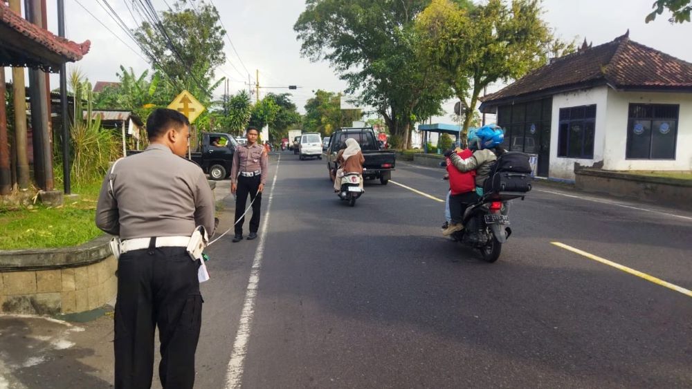 Polantas melakukan olah TKP kecelakaan lalu lintas yang dialami pelajar SMP di Jembrana.