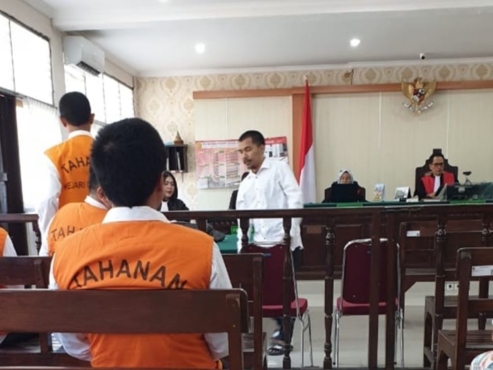 Rendi Firmansyah menjalani sidang perdana penggelapan ponsel di tempatnya bekerja Planet Gadget Denpasar.