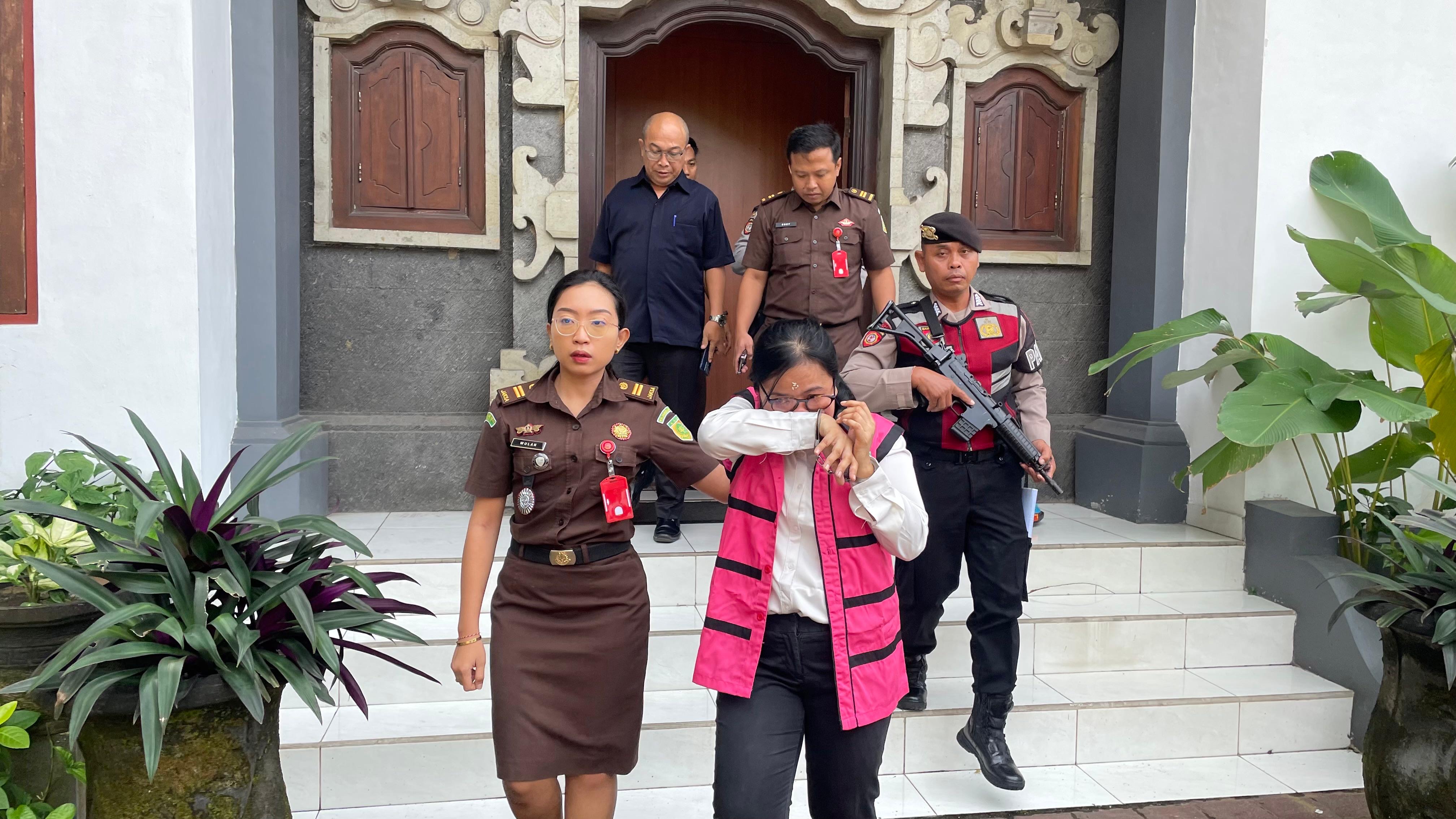 TUTUP MUKA : Eks Mantri BRI Unit Ngurah Rai Jembrana, Sayu Putu Rina Dewi saat pelimpahan tahap II di Kejari Jembrana, Kamis (28/8).