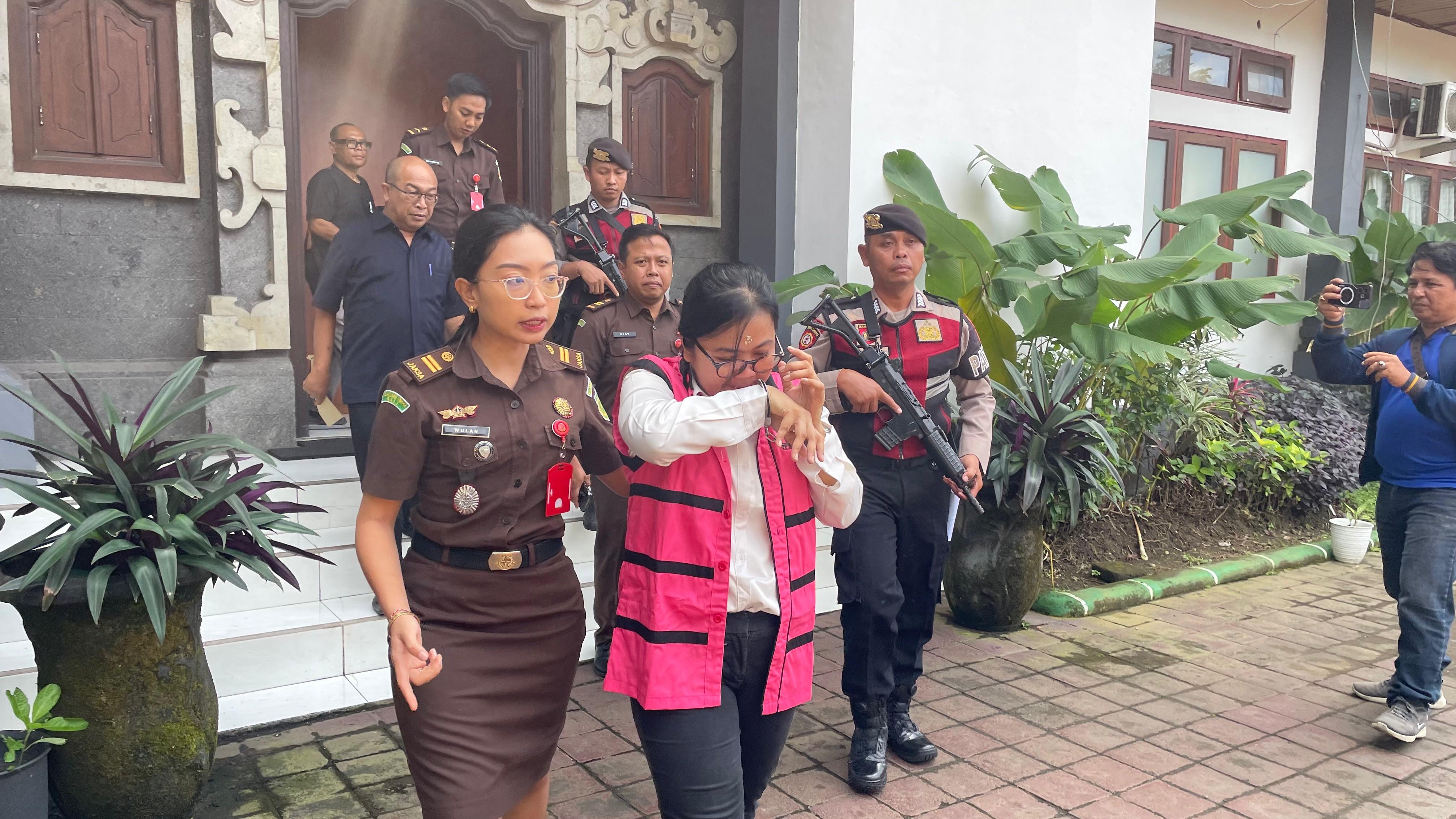 TUTUP MUKA : Eks Mantri BRI Unit Ngurah Rai Jembrana, Sayu Putu Rina Dewi saat pelimpahan tahap II di Kejari Jembrana, Kamis (28/8).