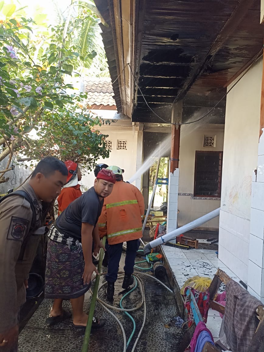 Petugas Damkar Jembrana berusaha memadamkan api yang menghanguskan rumah warga di Desa Melaya, Kecamatan Melaya, Jembrana, terbakar, Kamis (28/8).