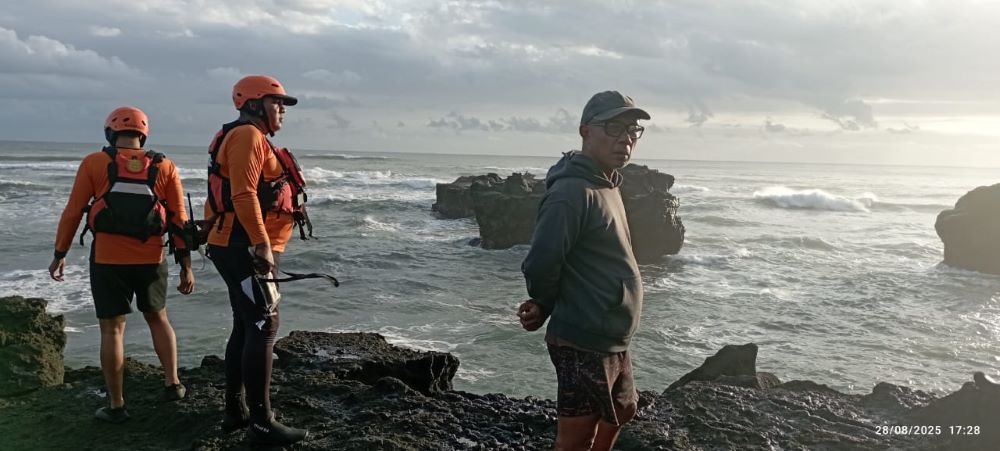 Tim SAR gabungan melakukan pencarian tiga orang korban terseret arus Pantai Mengening Cemagi Badung.
