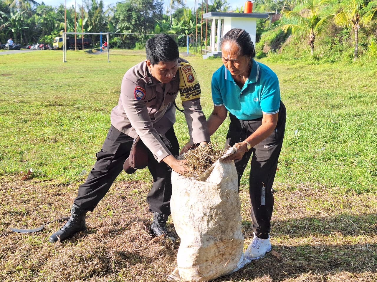 Kegiatan gotong-royong diwilayah hukum Polsek Mendoyo, Jumat (29/8).