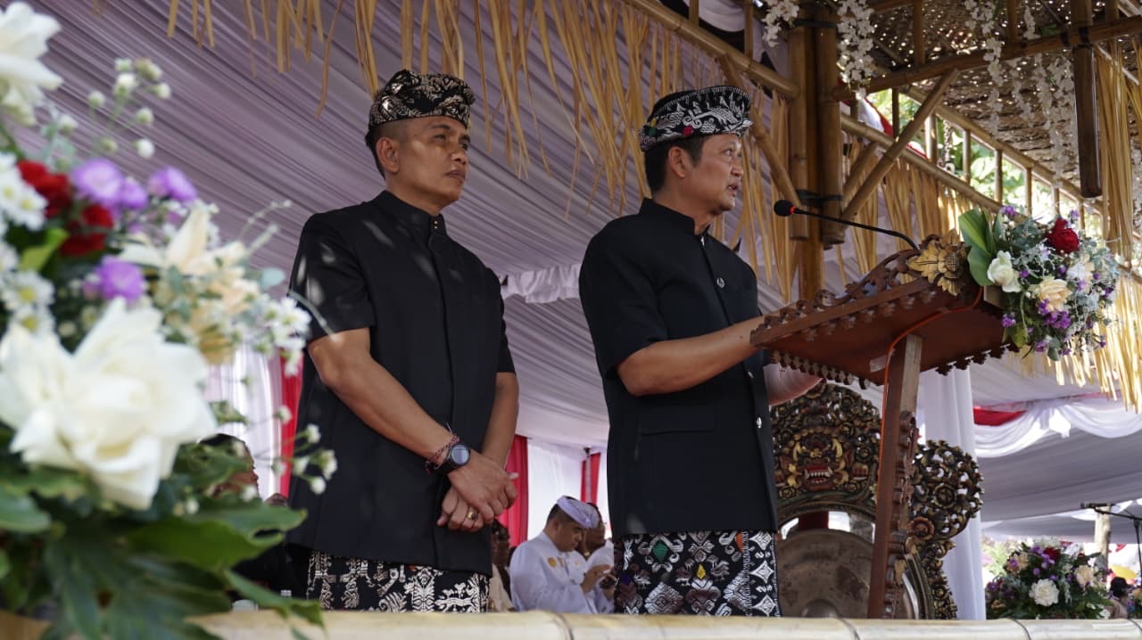Bupati Jembrana I Made Kembang Hartawan didampingi Wakil Bupati Jembrana I Gede Ngurah Patriana Krisna saat memberikan sambutan pada acara Parade Budaya Hut Kota Negara ke-130, Minggu (31/8).