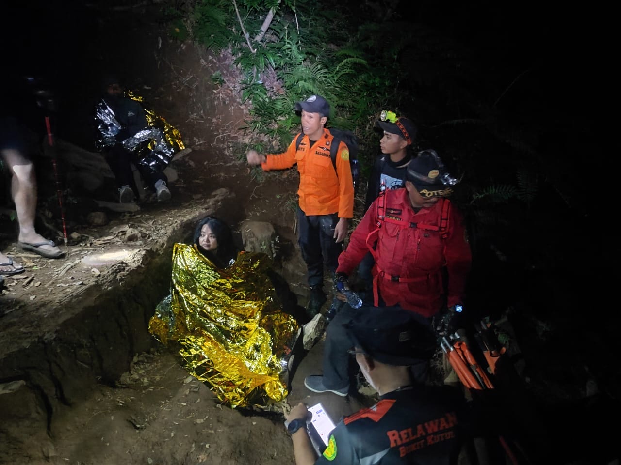 Proses evakuasi dua pendaki yang kelelahan di Gunung Batukaru, Tabanan, Sabtu (30/8).
